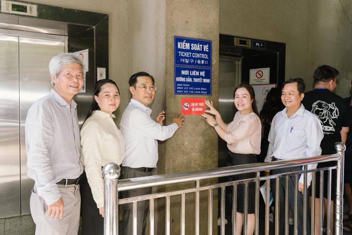 Các đại biểu gắn biển Cấm hút thuốc tại khu di tích Ngũ Hành Sơn.  Ảnh: Phượng Hoàng