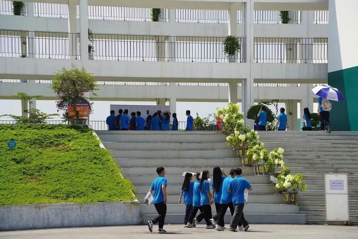 Thí sinh làm thủ tục dự thi lại tại điểm thi Trường THPT Chuyên Tuyên Quang. (Ảnh: Đức Anh/TPO)
