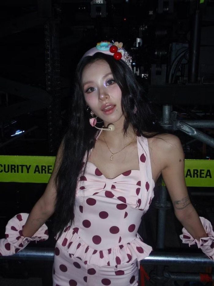 Tin đồn cho rằng Chaeyoung và Zion.T đã chấm dứt mối quan hệ tình cảm và quay trở lại mối quan hệ tiền bối - hậu bối trong ngành giải trí. Ban đầu, cả hai phía nghệ sĩ đều không đưa ra bất kỳ phát ngôn nào bởi đó là vấn đề đời tư cá nhân.