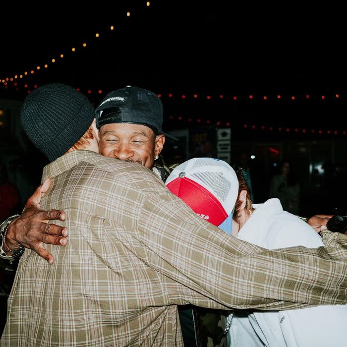 Usher cùng RM và j-hope tại hậu trường concert.