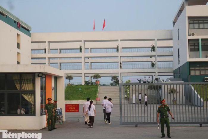 Thí sinh thi lại tốt nghiệp THPT tại điểm thi THPT chuyên Tuyên Quang. (Ảnh: Đức Anh/TPO)