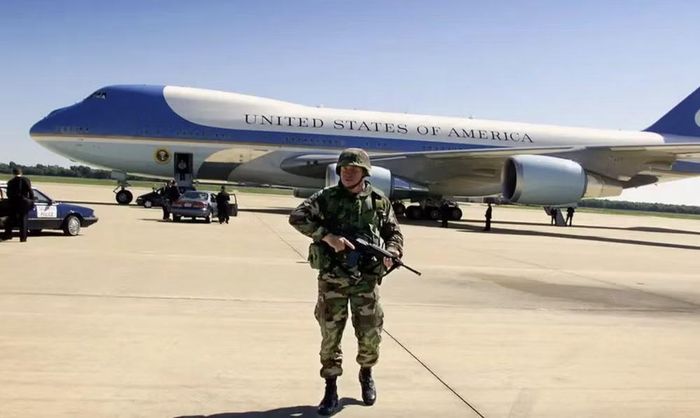 Ông Trump cùng một số trợ lý thân cận sau đó chuyển sang máy bay quân sự C-32A, biến thể quân sự của máy bay Boeing 757 thường được sử dụng để chở các quan chức chính phủ Mỹ.