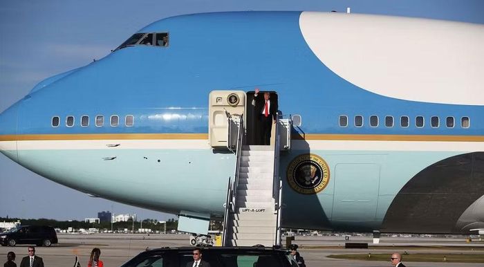 Khoảng 30 phút sau, ông Trump xuất hiện trước ống kính và bước xuống cầu thang chiếc VC-25A như thể không có thay đổi nào trong hành trình.
