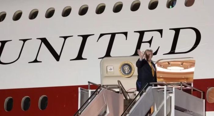 Trước đó, truyền thông Mỹ dẫn các nguồn thạo tin cho biết ông Trump từng bí mật chuyển từ chuyên cơ VC-25A sang máy bay quân sự C-32A khi rời Thổ Nhĩ Kỳ ngày 8/7.