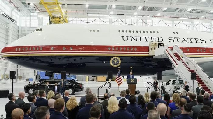 Ông Trump cho biết, ông thực sự cho rằng chiếc máy bay chở mình có nguy cơ cao hơn vì đó mới là phi cơ có khả năng bị nhắm mục tiêu. “Tôi không tin tưởng Iran”, ông nói thêm.