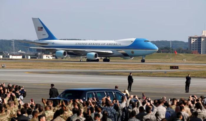 Máy bay quân sự chở ông Trump hạ cánh tại Anh khoảng 22h20 ngày 8/7, còn chiếc VC-25A đến sau 9 phút.