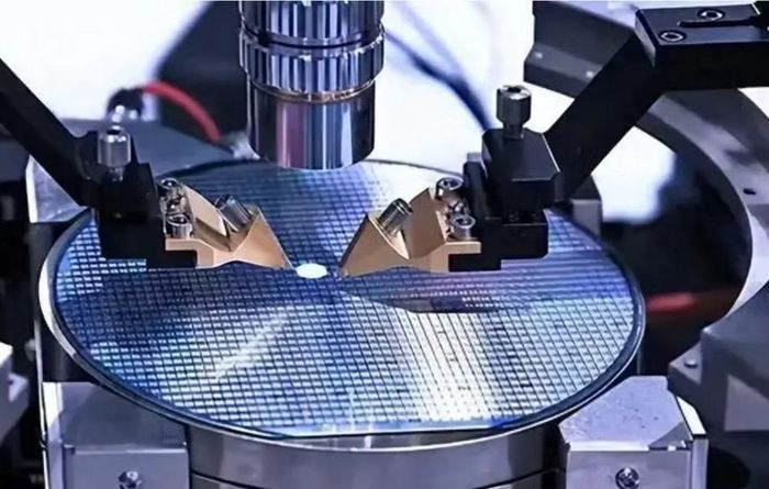Năng lực sản xuất kim cương nhân tạo thô của Trung Quốc hiện chiếm 63% sản lượng toàn cầu, trong đó Hà Nam đóng góp hơn 80%.