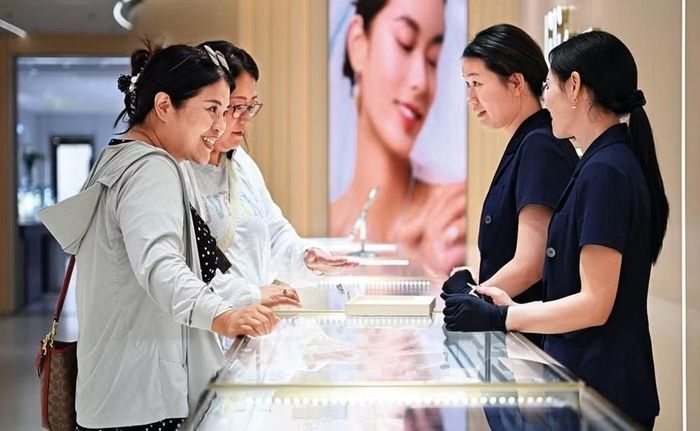 Một viên kim cương nhân tạo 1 carat hiện được bán trên mạng với giá 1.000-2.000 nhân dân tệ, tương đương 3,5-7 triệu đồng.