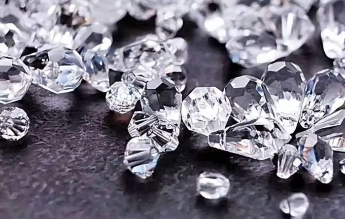 Các công đoạn trải dài từ nguyên phụ liệu, chế tạo máy móc, tổng hợp kim cương đơn tinh thể, sản xuất bột kim cương đến mài dũa trang sức. Địa phương cũng chiếm 90% sản lượng bột kim cương của Trung Quốc.