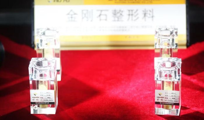 Các nhà máy sử dụng máy ép khối 6 mặt để tạo môi trường có nhiệt độ và áp suất cực cao, giúp than chì kết tinh thành kim cương thô trong 1-2 tuần.