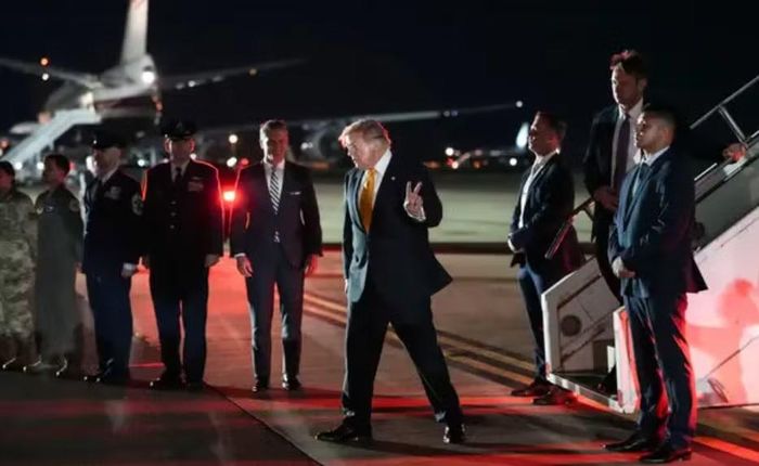 Trong khi nhóm này được đưa đi cùng Tổng thống, Ngoại trưởng Marco Rubio, Bộ trưởng Tài chính Scott Bessent và Phó chánh văn phòng Nhà Trắng Stephen Miller vẫn ở lại Không lực Một.