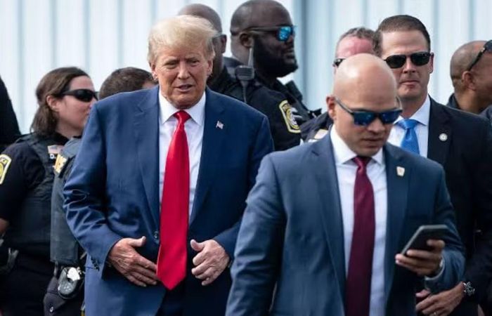 Ông Walt Nauta là cựu quân nhân hải quân Mỹ, từng làm việc cho ông Trump tại Nhà Trắng và tiếp tục tháp tùng ông sau khi rời Washington.