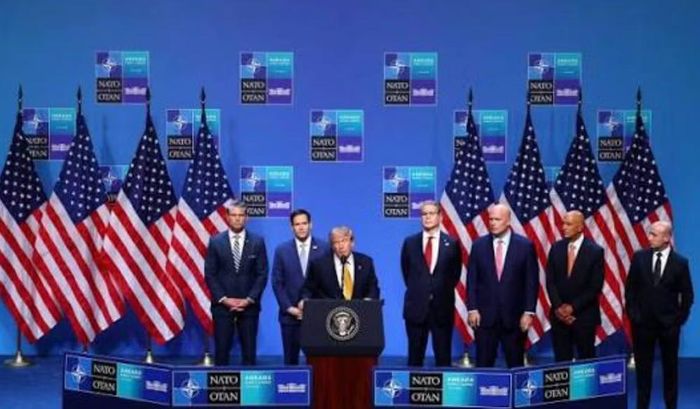 Toàn bộ 13 phóng viên tháp tùng Tổng thống cũng không được thông báo về việc ông Trump đã bí mật đổi máy bay. Chiếc Không lực Một khi đó đóng vai trò "chim mồi".