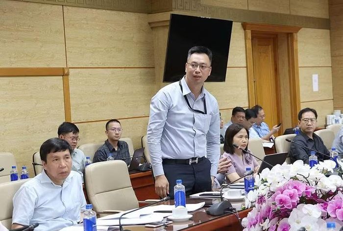 Các đại biểu đến từ các uỷ ban của Quốc hội, của Vụ Khoa giáo - Văn xã đánh giá cao sự tích cực của các tổ soạn thảo; đồng thời đã thảo luận, trao đổi và đề nghị các Vụ, Cục đầu mối soạn thảo các dự thảo Luật nêu trên của Bộ Y tế làm rõ thêm một số nội dung còn chưa rõ ý. (Ảnh: MOH)
