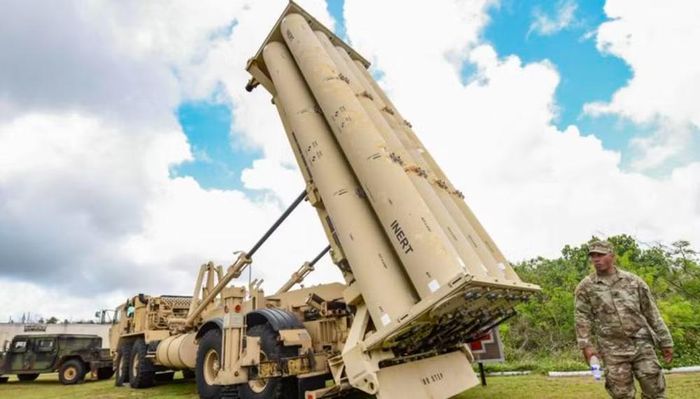 Mỗi bệ phóng THAAD có thể mang 8 tên lửa đánh chặn, sử dụng phương thức đánh trúng trực tiếp để phá hủy tên lửa đạn đạo trong giai đoạn cuối quỹ đạo.