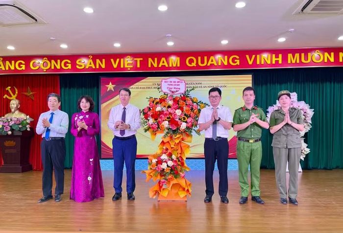 Đảng ủy, HĐND, UBND, UB MTTQ phường tặng hoa chúc mừng Ngày hội