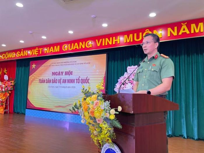 Trung tá Vũ Mạnh Hải - Phó trưởng Công an phường Cửa Nam báo cáo kết quả công tác xây dựng phong trào toàn dân bảo vệ ANTQ phường