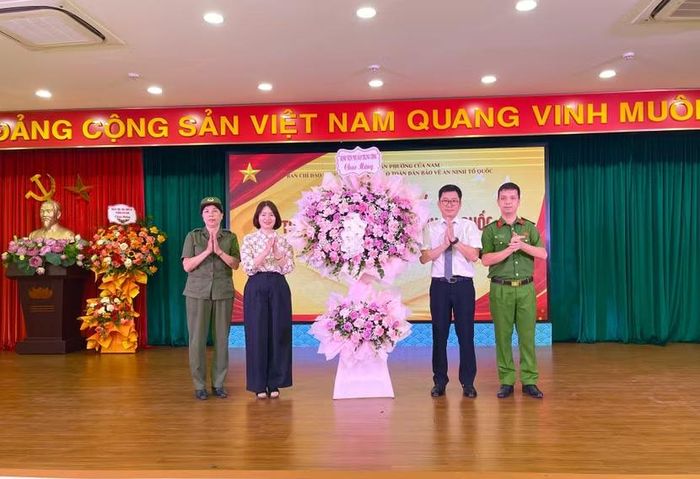 Bệnh viện Phụ sản Trung ương tặng hoa chúc mừng ngày hội