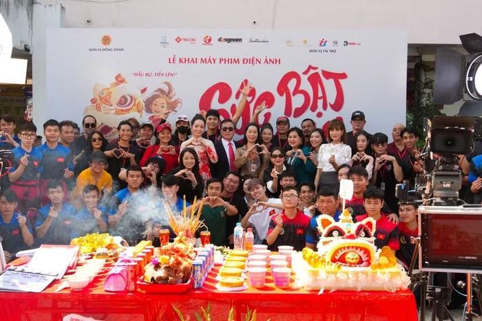 Êkip thực hiện dự án điện ảnh "Sức bật trái tim" - bộ phim truyền tải thông điệp cổ vũ người trẻ dám dấn thân và trưởng thành, dự kiến ra mắt vào cuối năm 2026