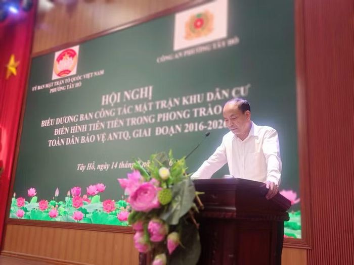 Đồng chí Nguyễn Đình Khuyến, Bí thư Đảng ủy phường Tây Hồ phát biểu tại hội nghị