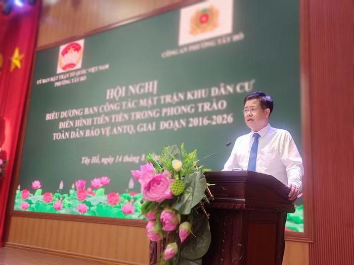 Đại diện lãnh đạo Ủy ban MTTQ Việt Nam phường Tây Hồ phát biểu tại hội nghị