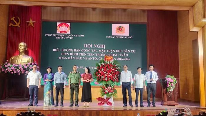 Lãnh đạo phường Tây Hồ tặng lẵng hoa chúc mừng hội nghị