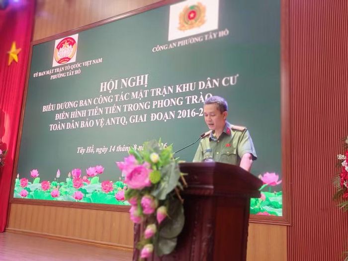 Trung tá Lê Ngọc Bách, Phó Trưởng Công an phường Tây Hồ phát biểu tại hội nghị