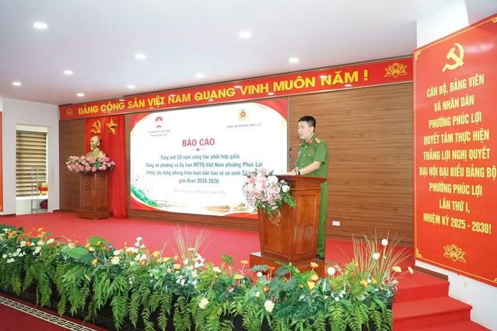 Trung tá Đỗ Hữu Phúc, Trưởng Công an phường Phúc Lợi chia sẻ tại hội nghị