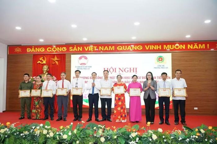 Các tập thể, cá nhân có thành tích xuất sắc được trao khen