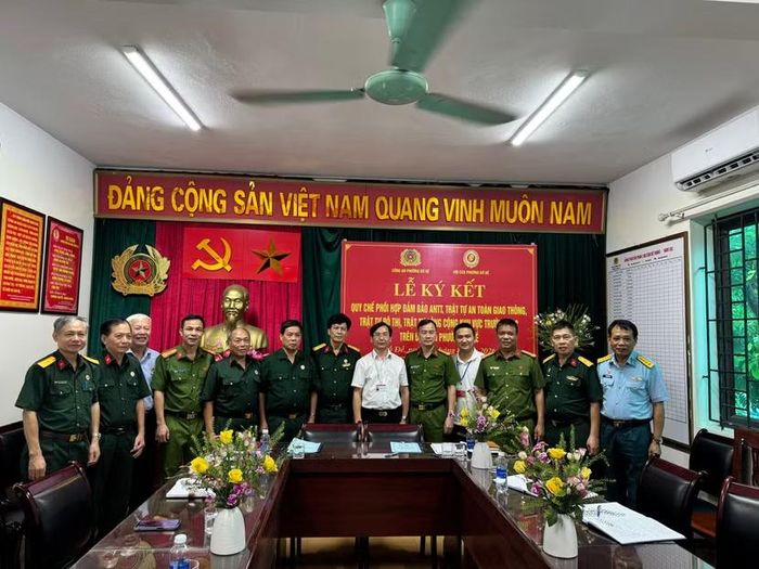 Các đại biểu chụp ảnh lưu niệm