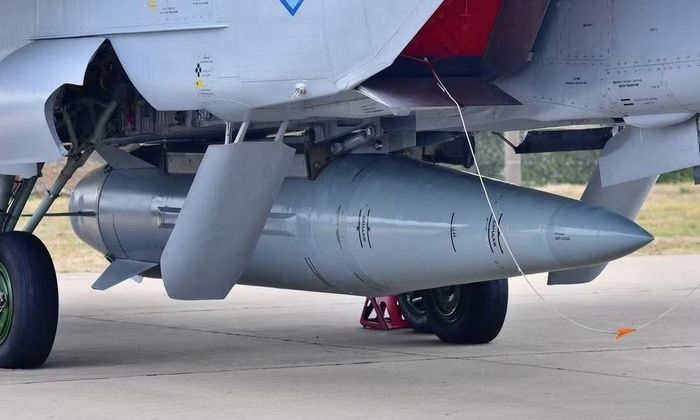 Đối với lý do ngừng sản xuất tên lửa đạn đạo siêu thanh Kh-47M2 Kinzhal, ông Skibitsky cho rằng đó là do quả đạn thường lệch mục tiêu tới 30 m hoặc hơn, đồng thời chi phí chế tạo và vận hành quá tốn kém.