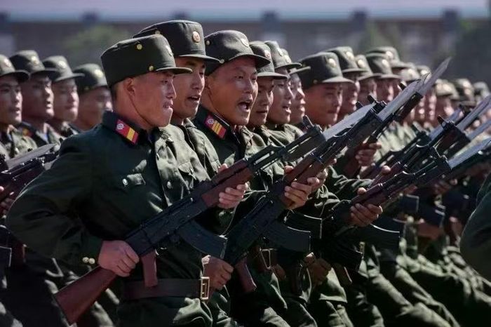 Ông Zelensky lưu ý rằng thông qua hợp tác với Nga, Triều Tiên sẽ có thêm kinh nghiệm trong việc tiến hành chiến tranh hiện đại, cũng như nhận được công nghệ quân sự tối tân, có thể gây hại cho Seoul, cho nên Hàn Quốc cần chấm dứt quan điểm trung lập.