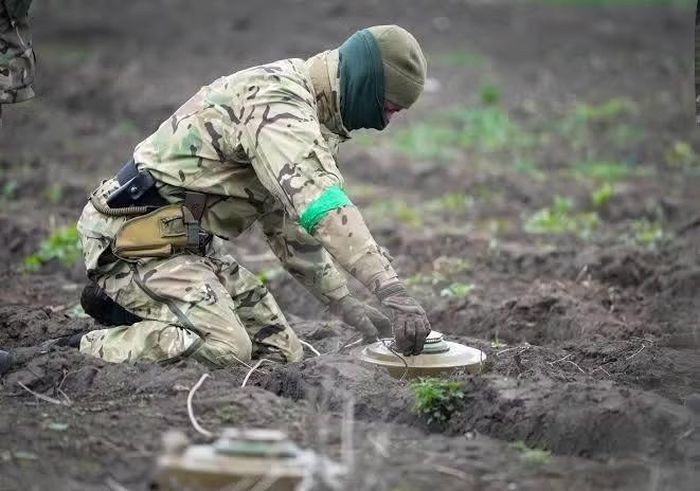 Tuy vậy Hàn Quốc vẫn có thể gián tiếp hỗ trợ quân sự cho Ukraine, cần lưu ý vào tháng 5/2023, giới truyền thông đã biết về việc Seoul chuyển giao hàng trăm nghìn quả đạn pháo cho Mỹ, sau đó số đạn này được cung cấp cho Ukraine.