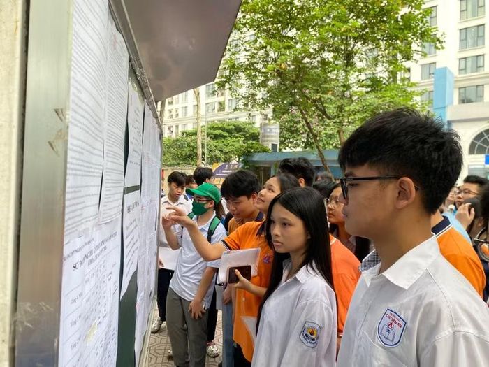 Kỳ tuyển sinh vào lớp 10 năm 2026 Hà Nội có hơn 80% thí sinh thi đỗ vào công lập.