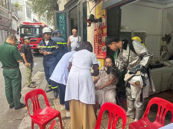 Lực lượng y tế sơ cứu cho bà H