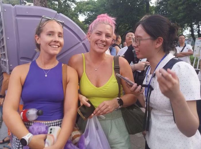 Chị Holly Flanagan, du khách Anh và Georgea Comullo, du khách Italia trò chuyện cùng phóng viên An ninh Thủ đô