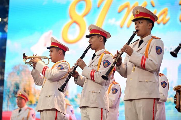 Đội nghi lễ Phòng Cảnh sát cơ động CATP và Đoàn nghi lễ Công an nhân dân biểu diễn kèn trumpet, clarinet trong chương trình khai màn trước giờ lên sóng.
