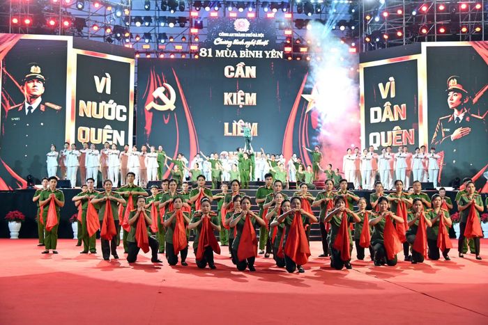 Những tiết mục nghệ thuật đặc sắc do chính các cán bộ, chiến sĩ Công an Thủ đô trình diễn