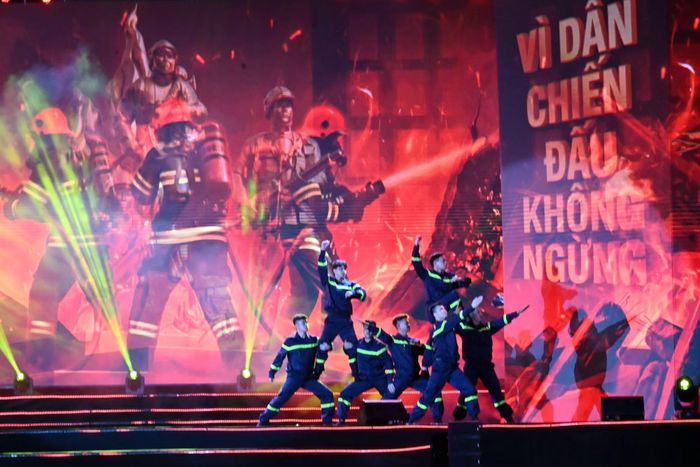 Tiết mục múa đương đại "Vì dân chiến đấu không ngừng", khắc họa tinh thần quả cảm của lực lượng Cảnh sát Phòng cháy, chữa cháy và Cứu nạn, cứu hộ.