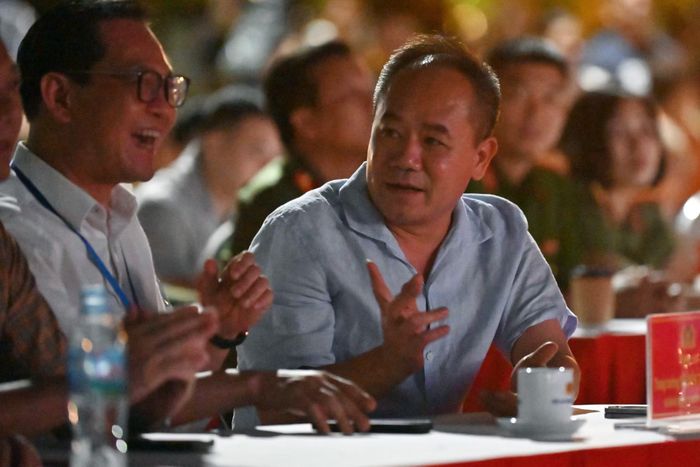 Trung tướng Nguyễn Thanh Tùng, Giám đốc CATP Hà Nội, trao đổi cùng NSND Nguyễn Trung Hiếu, Giám đốc Nhà hát Kịch Hà Nội.