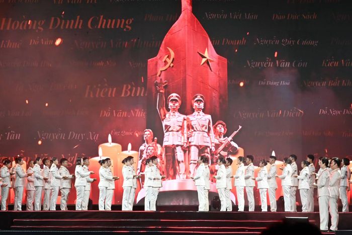 Nghi thức thắp nến tri ân dưới chân Tượng đài Quyết tử để Tổ quốc quyết sinh, tưởng nhớ các liệt sĩ Công an Hà Nội qua các thời kỳ.
