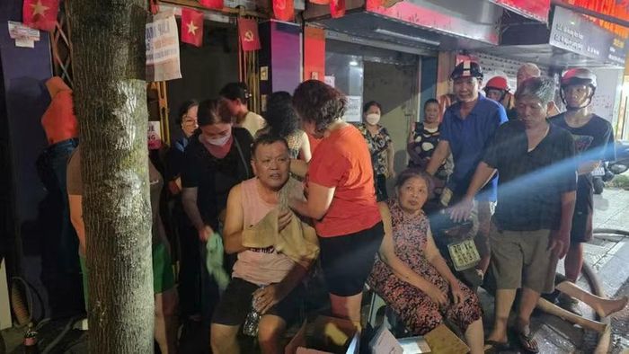 Nạn nhân được lực lượng Cảnh sát PCCC và CNCH tiếp cận và đưa ra khỏi đám cháy an toàn