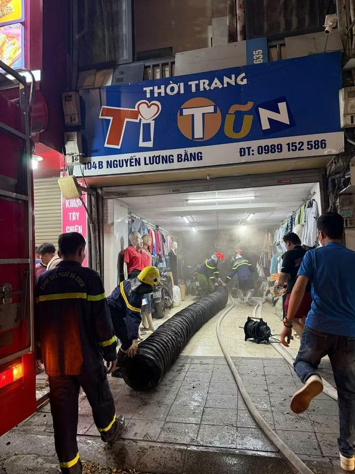 Lực lượng Cảnh sát PCCC&CNCH triển khai lực lượng, phương tiện để thoát khói và tổ chức công tác chữa cháy