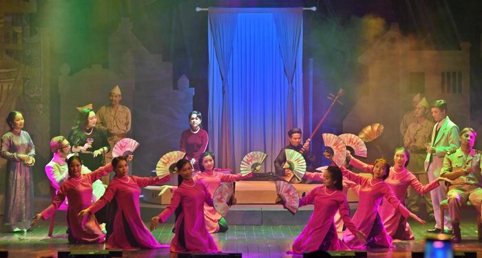 Âm nhạc truyền thống hòa quyện cùng ngôn ngữ dàn dựng đương đại.
