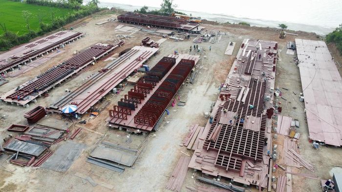 Hoạt động đóng tàu thủy trên bãi sông Đáy, đoạn qua địa bàn xã Nghĩa Sơn, tỉnh Ninh Bình. Ảnh: Nam Dương.