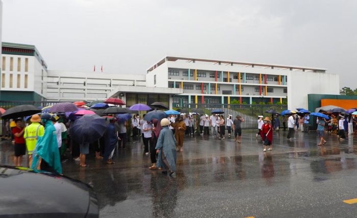 Phụ huynh đón thí sinh sau khi hoàn thành môn thi lại đầu tiên sáng 14/8. Ảnh: Đức Sơn