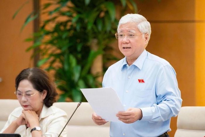 Phó Chủ tịch Thường trực Quốc hội Đỗ Văn Chiến phát biểu kết luận phiên thảo luận