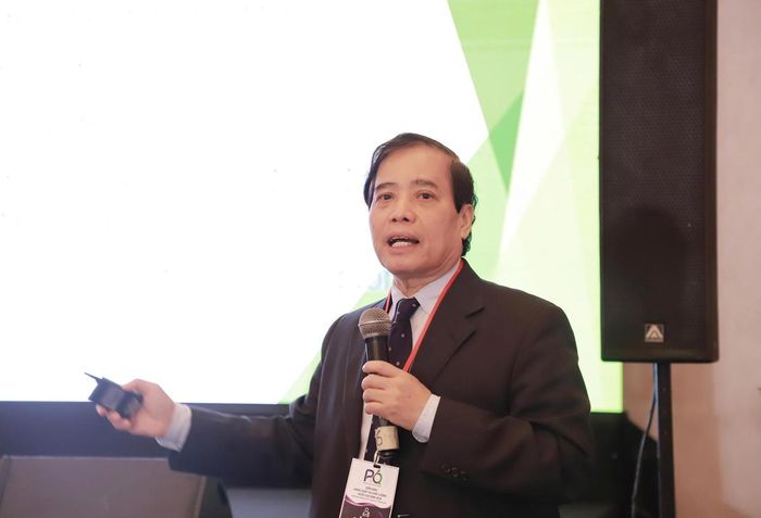 GS. TS Vũ Minh Khương, Trường Chính sách công Lý Quang Diệu, Đại học Quốc gia Singapore chia sẻ tại hội thảo.