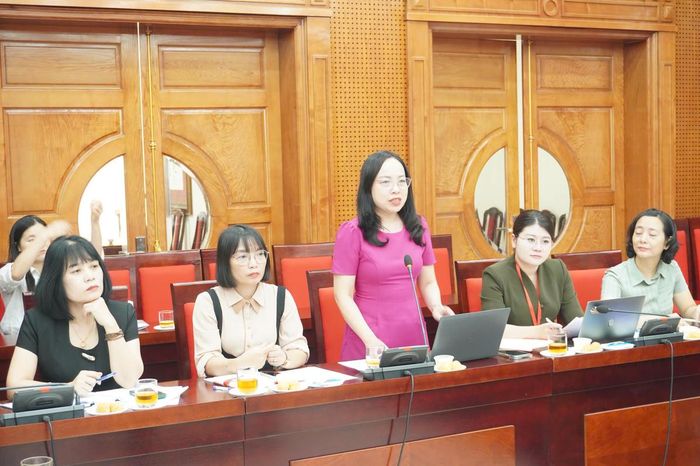 Bà Nguyễn Hiền Phương, Chủ tịch Ủy ban MTTQ Việt Nam phường Hai Bà Trưng trao đổi ý kiến tại hội nghị. Ảnh: PV
