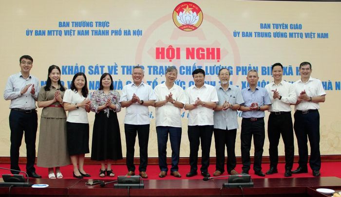 Các đại biểu chụp ảnh tại hội nghị. Ảnh: PV